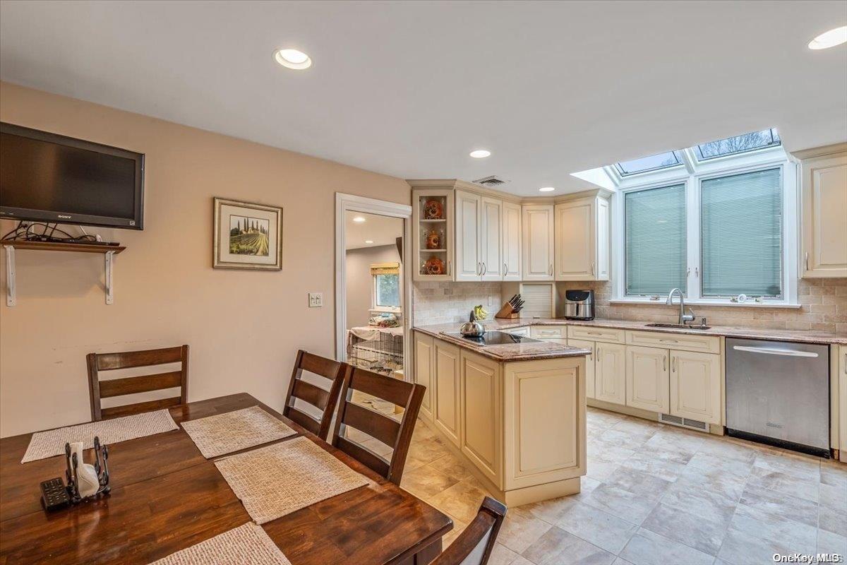 Single Family Midfarm  Nassau County, NY 11570, MLS-L3531818-9