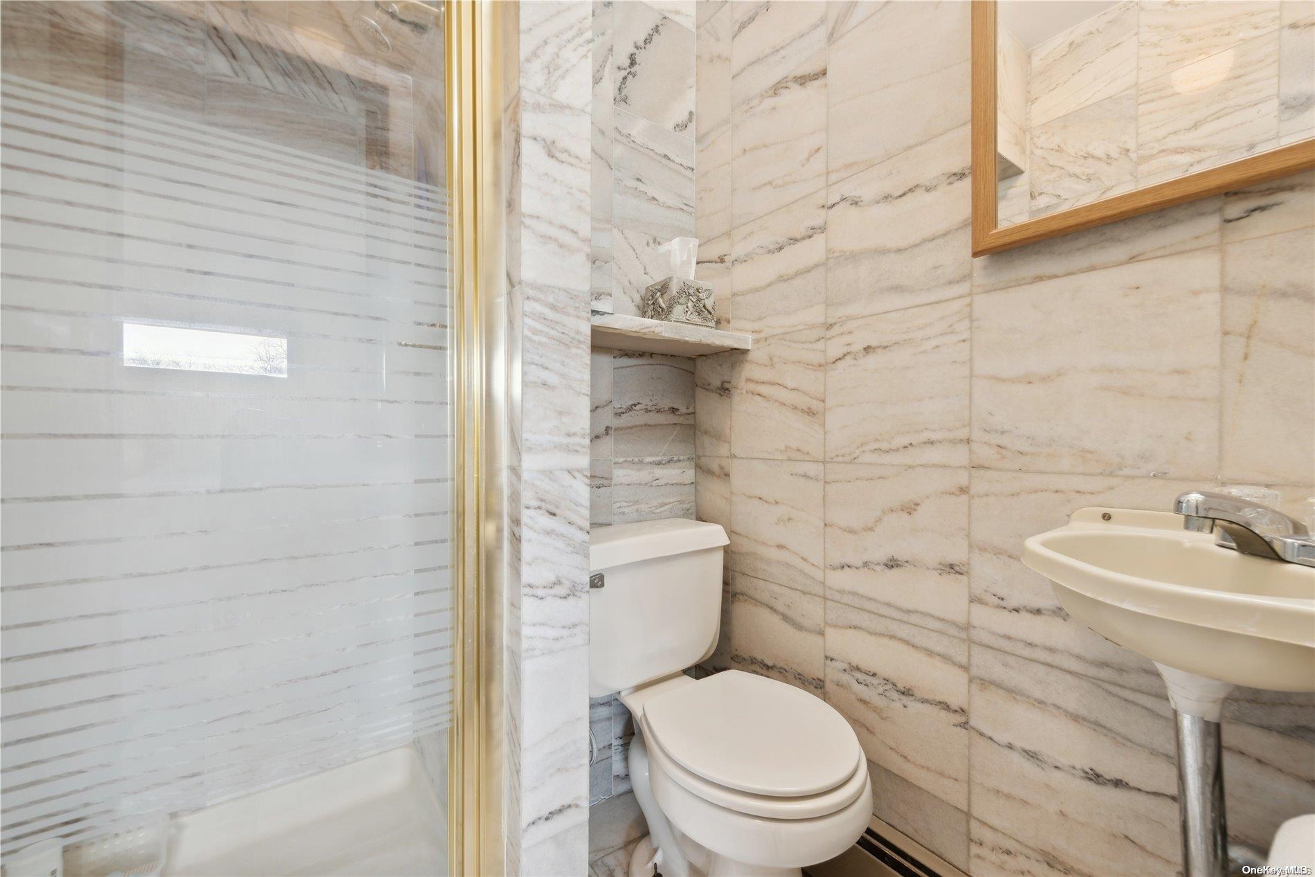 Single Family Messenger  Nassau County, NY 11050, MLS-L3533401-20
