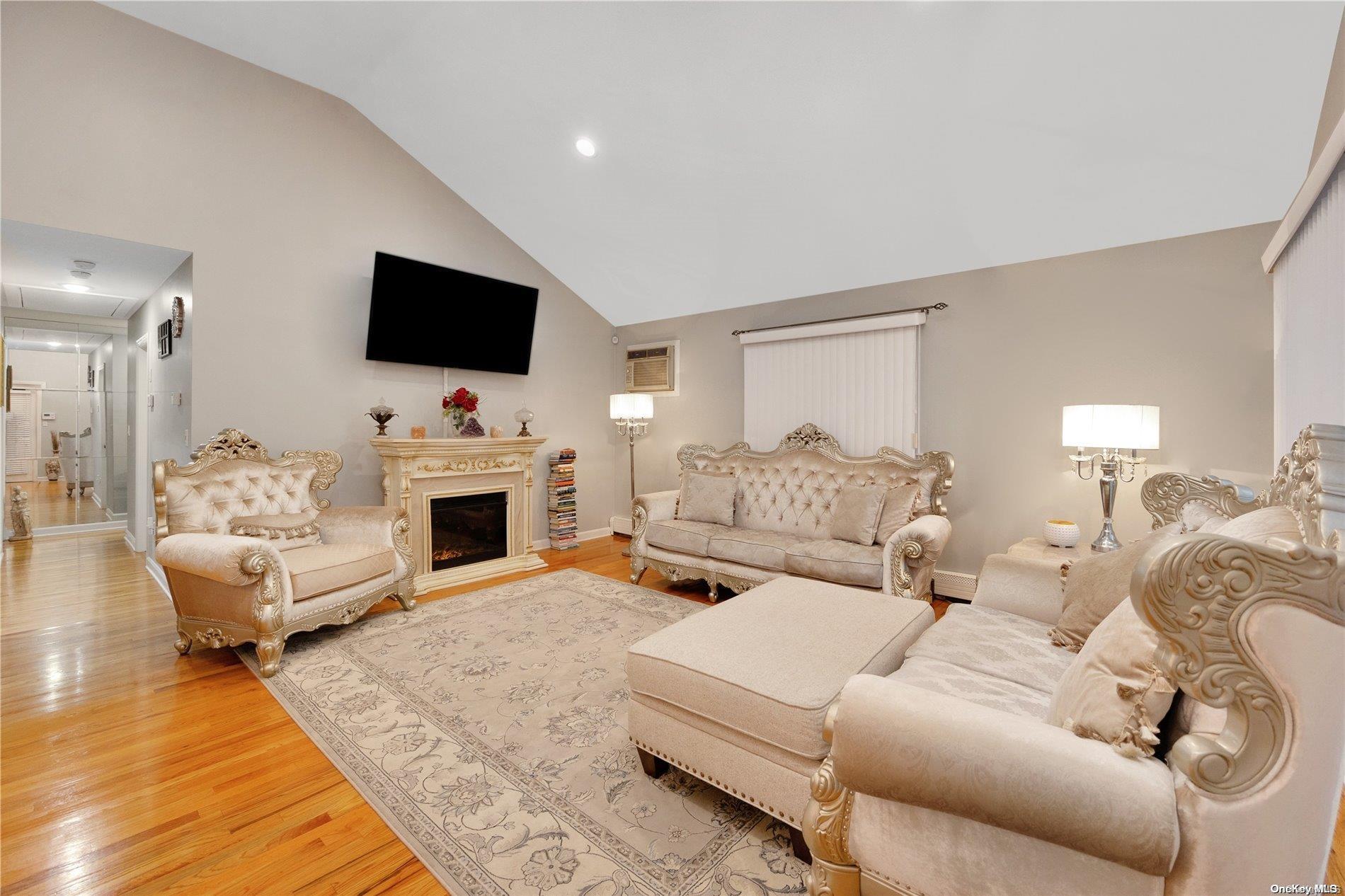 Single Family Chester  Nassau County, NY 11561, MLS-L3543473-4