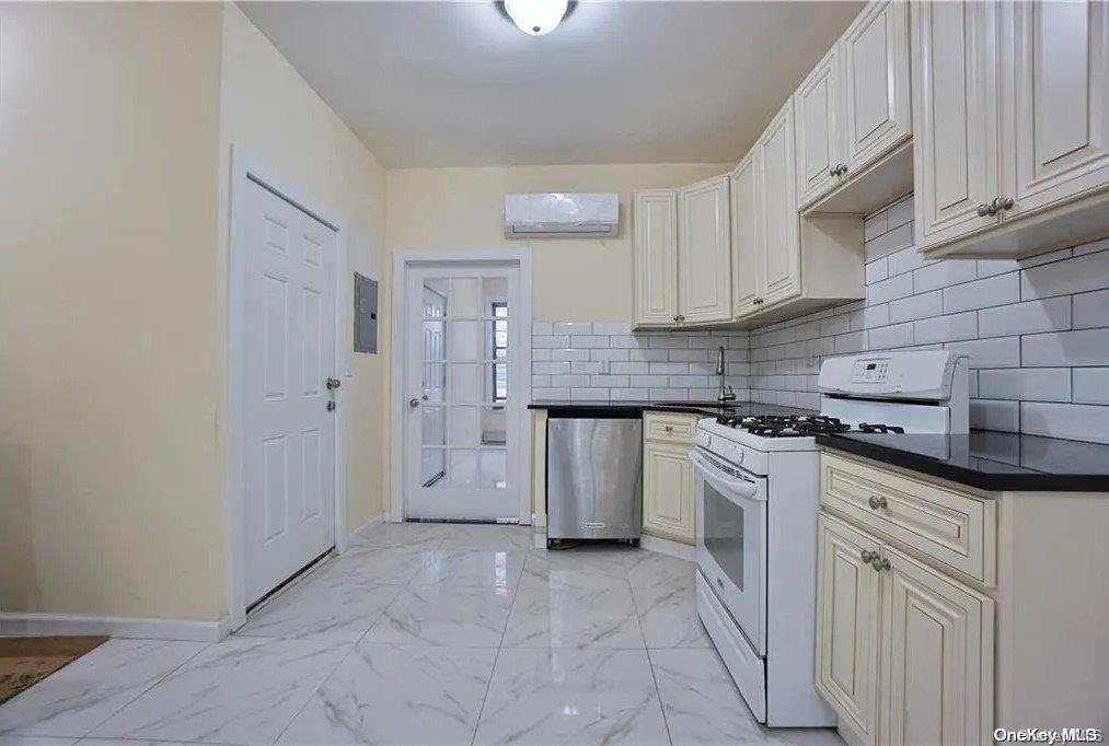 Single Family Saratoga  Brooklyn, NY 11233, MLS-L3544064-4