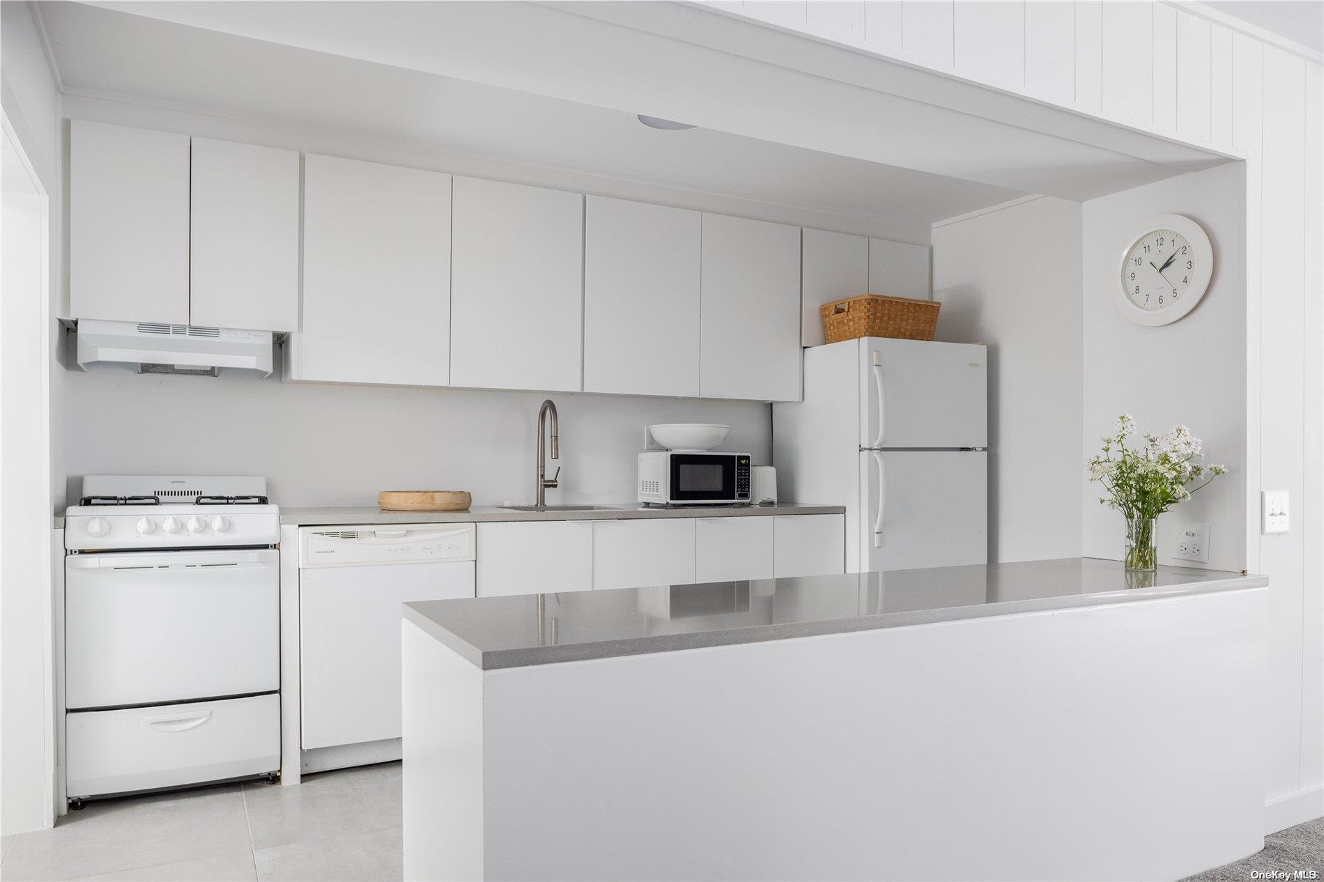 Single Family Woodhollow  Suffolk County, NY 11768, MLS-L3560034-16