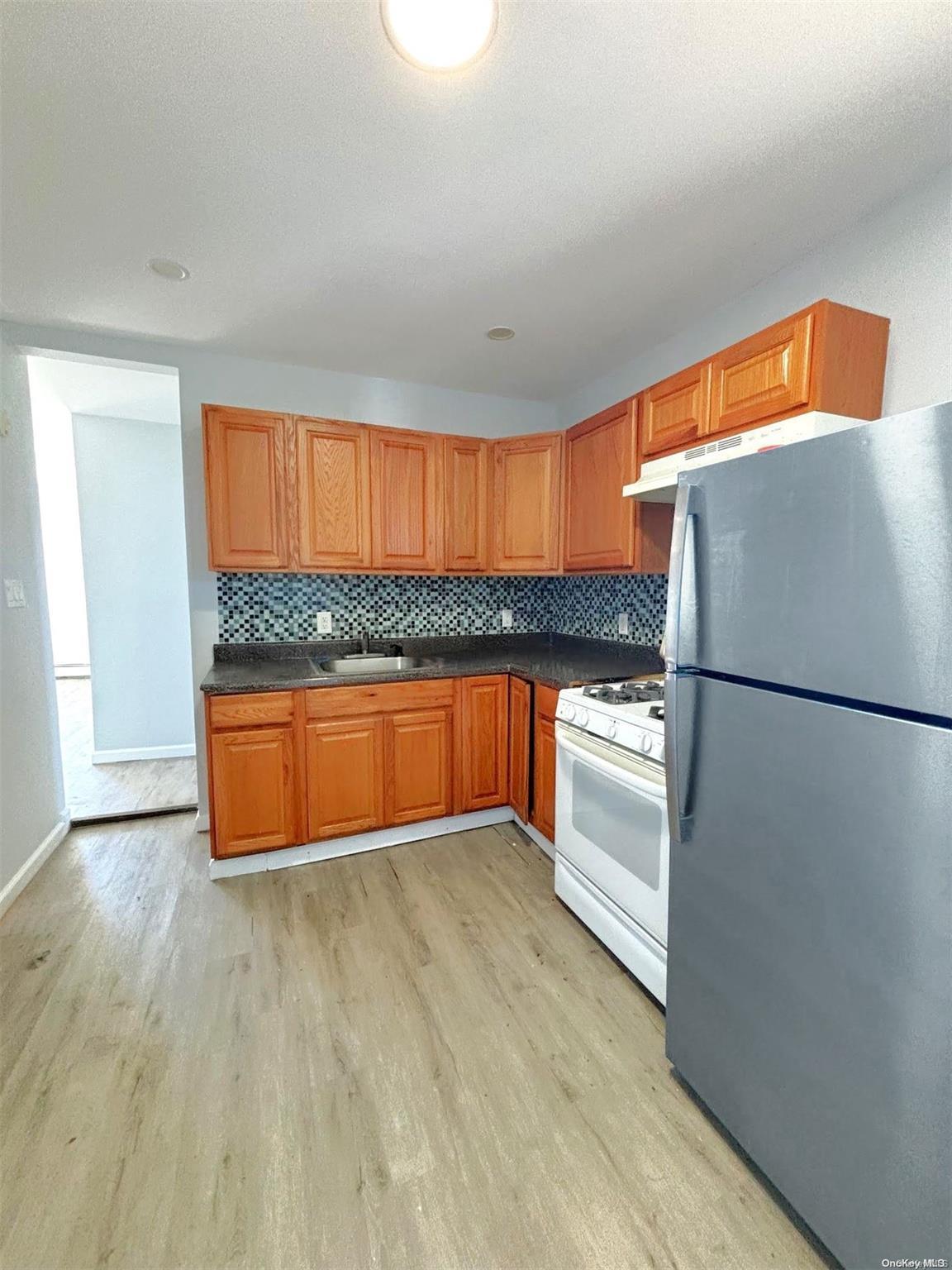 Single Family Walnut  Nassau County, NY 11096, MLS-L3560736-4