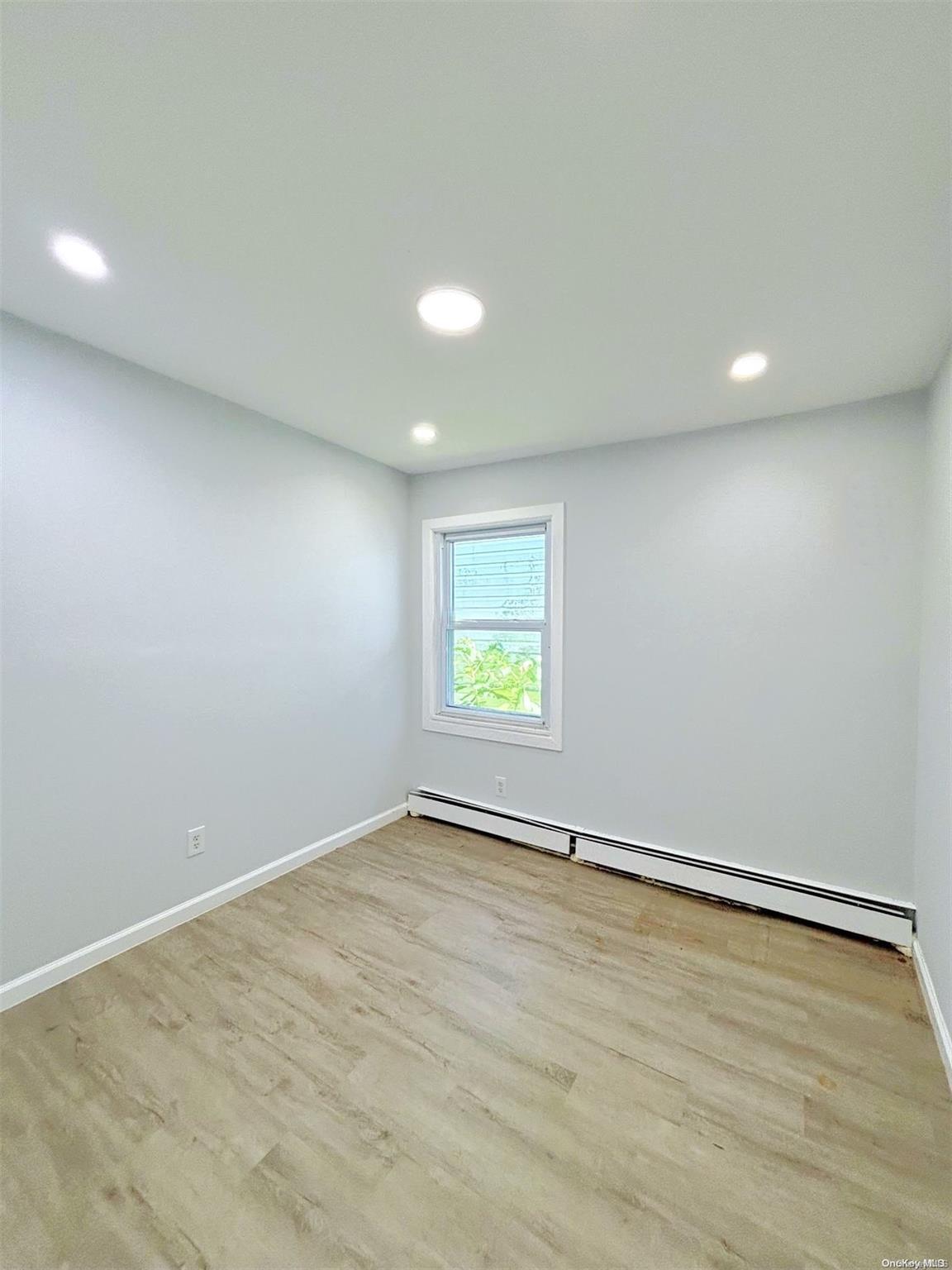 Single Family Walnut  Nassau County, NY 11096, MLS-L3560736-8