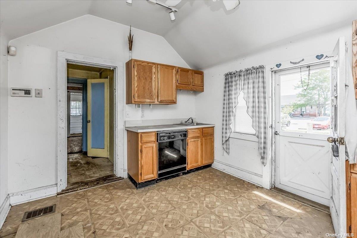 Single Family 3rd  Suffolk County, NY 11944, MLS-L3565361-8