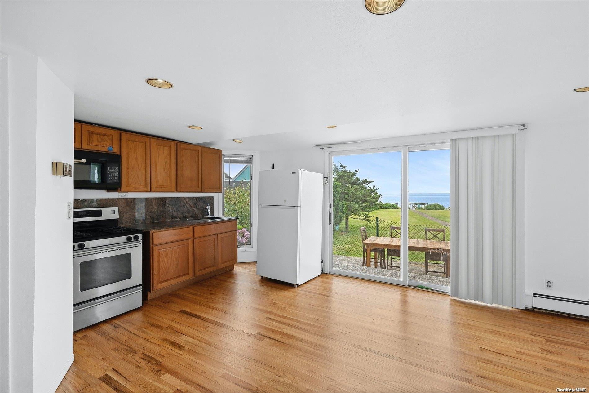 Single Family Last  Suffolk County, NY 11946, MLS-L3566013-15