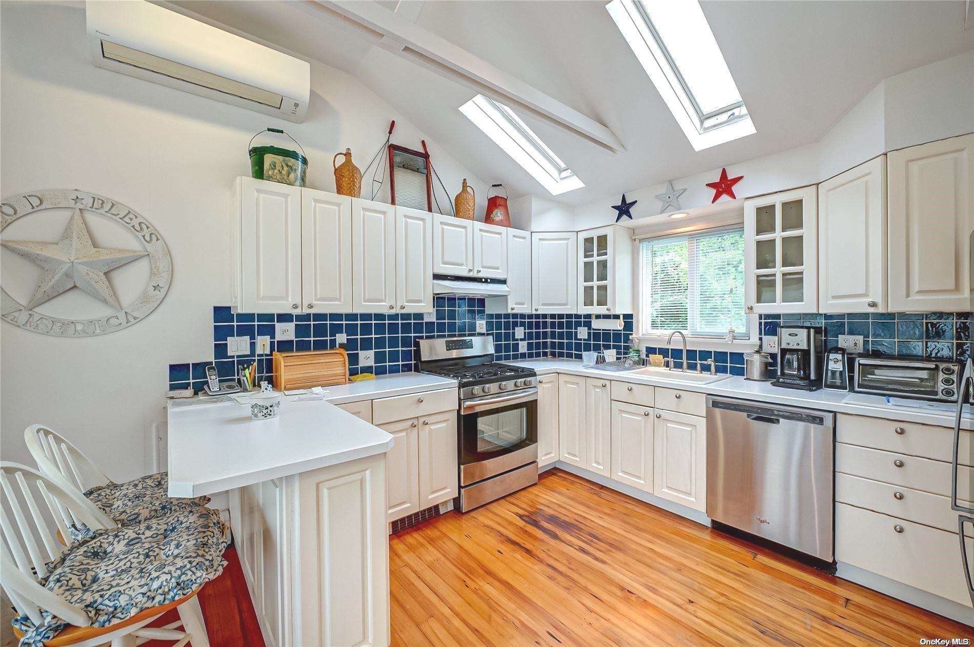 Single Family Landing  Suffolk County, NY 11968, MLS-L3566055-4