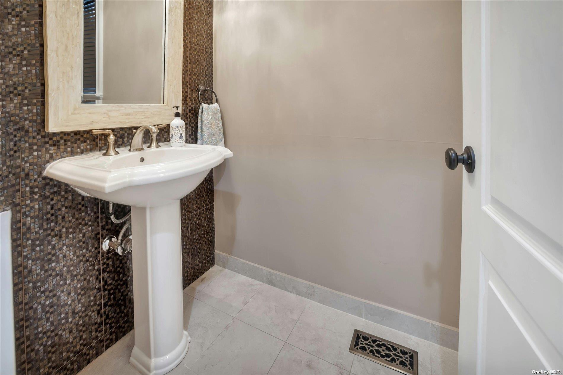 Single Family Boulevard  Queens, NY 11357, MLS-L3569142-10