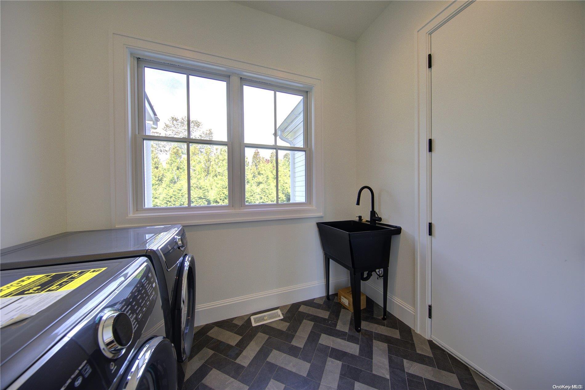 Single Family Newtown  Suffolk County, NY 11937, MLS-L3575395-13