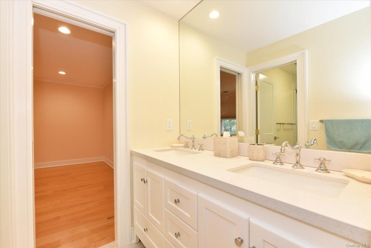 Single Family Overbrook  Nassau County, NY 11545, MLS-L3577621-29