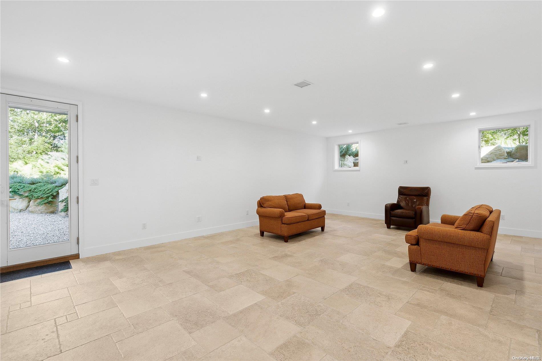 Single Family Hill Side  Suffolk County, NY 11937, MLS-L3578111-19