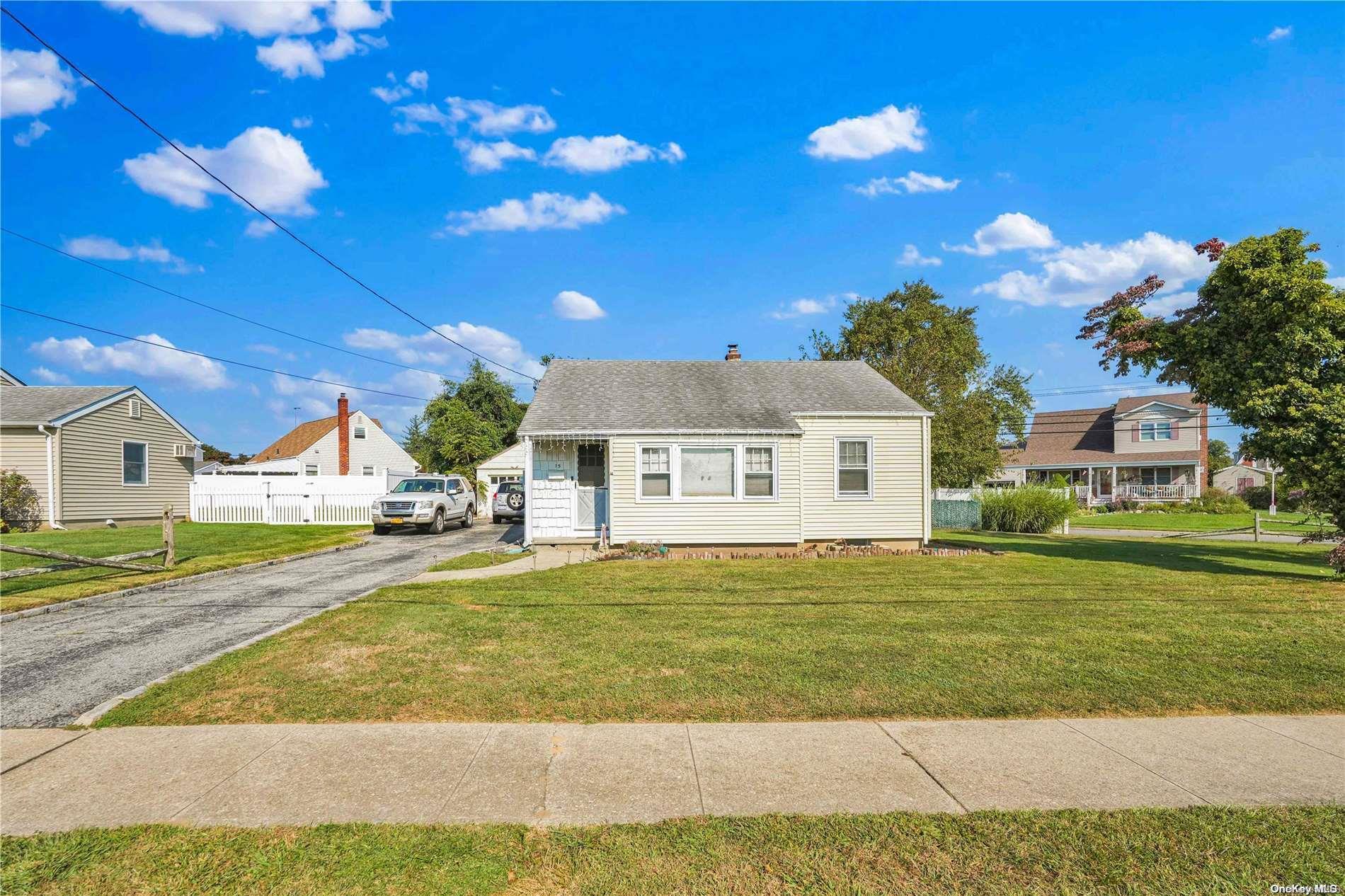 Single Family Locust  Nassau County, NY 11735, MLS-L3579165-2