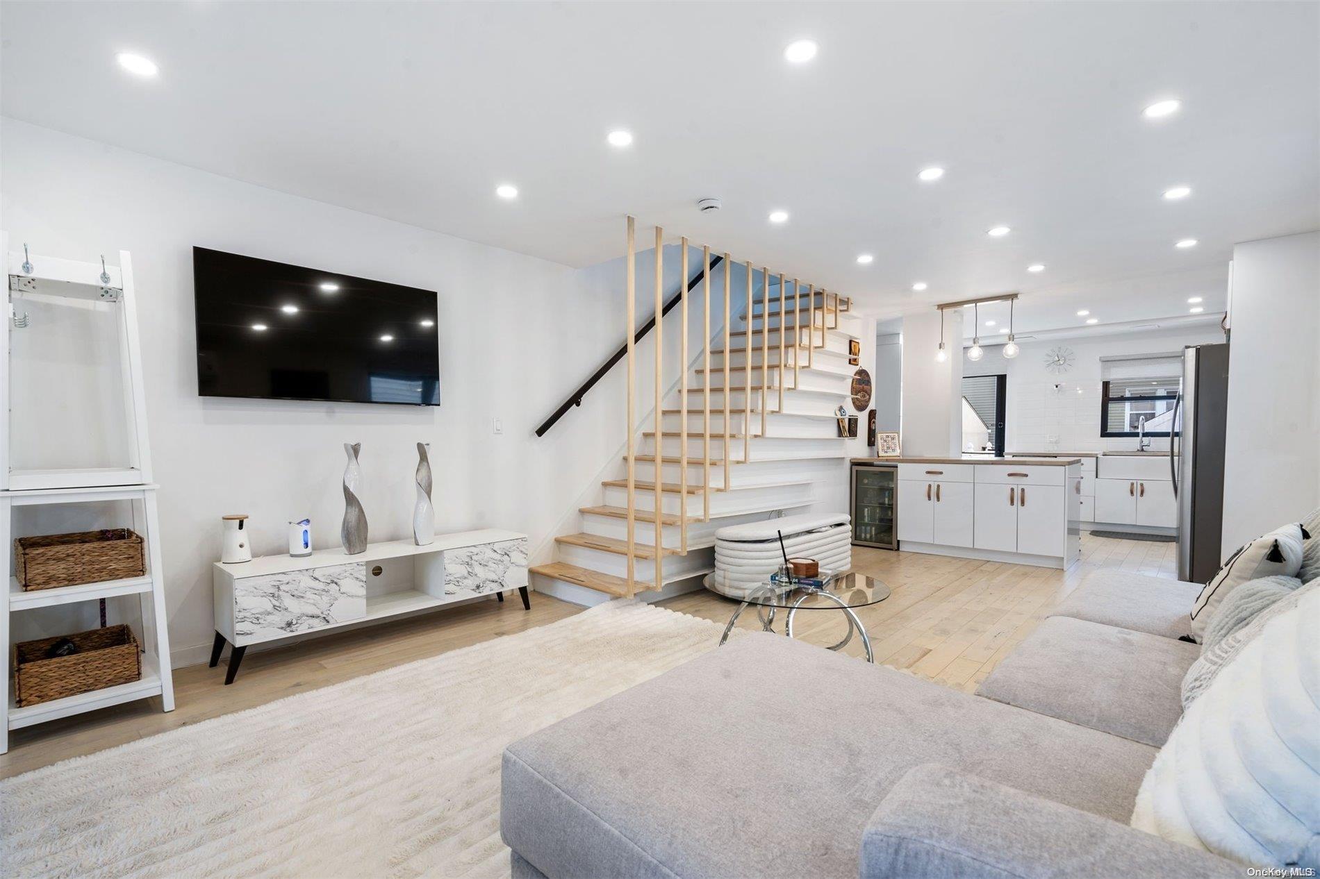 Single Family Murray  Queens, NY 11357, MLS-L3585957-3