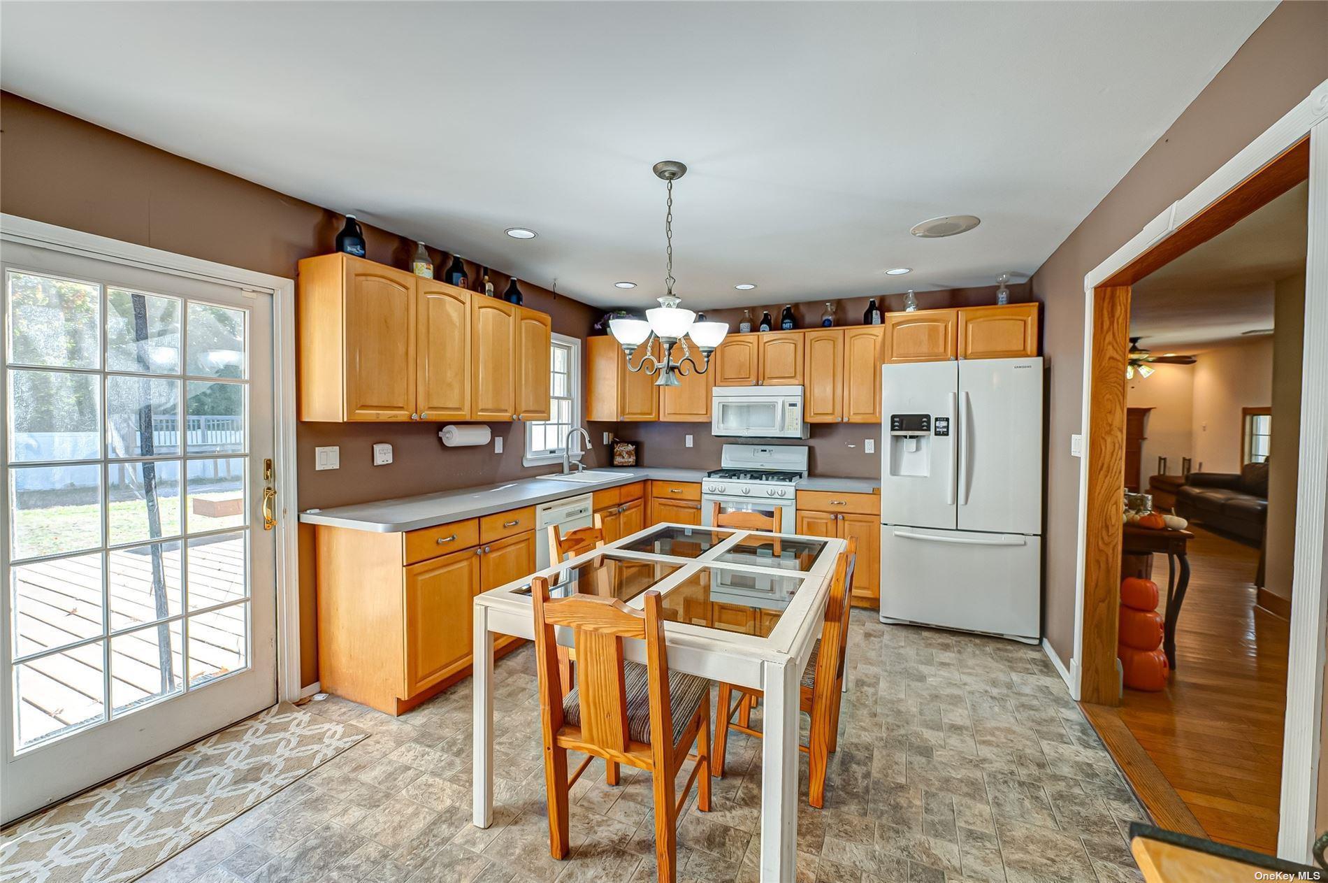 Single Family Hollins  Suffolk County, NY 11730, MLS-L3586031-10