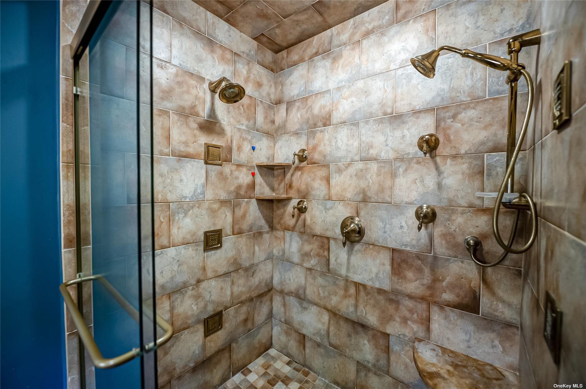 Single Family Hollins  Suffolk County, NY 11730, MLS-L3586031-16