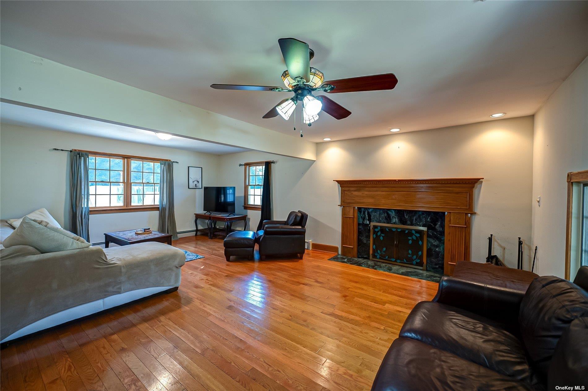 Single Family Hollins  Suffolk County, NY 11730, MLS-L3586031-4