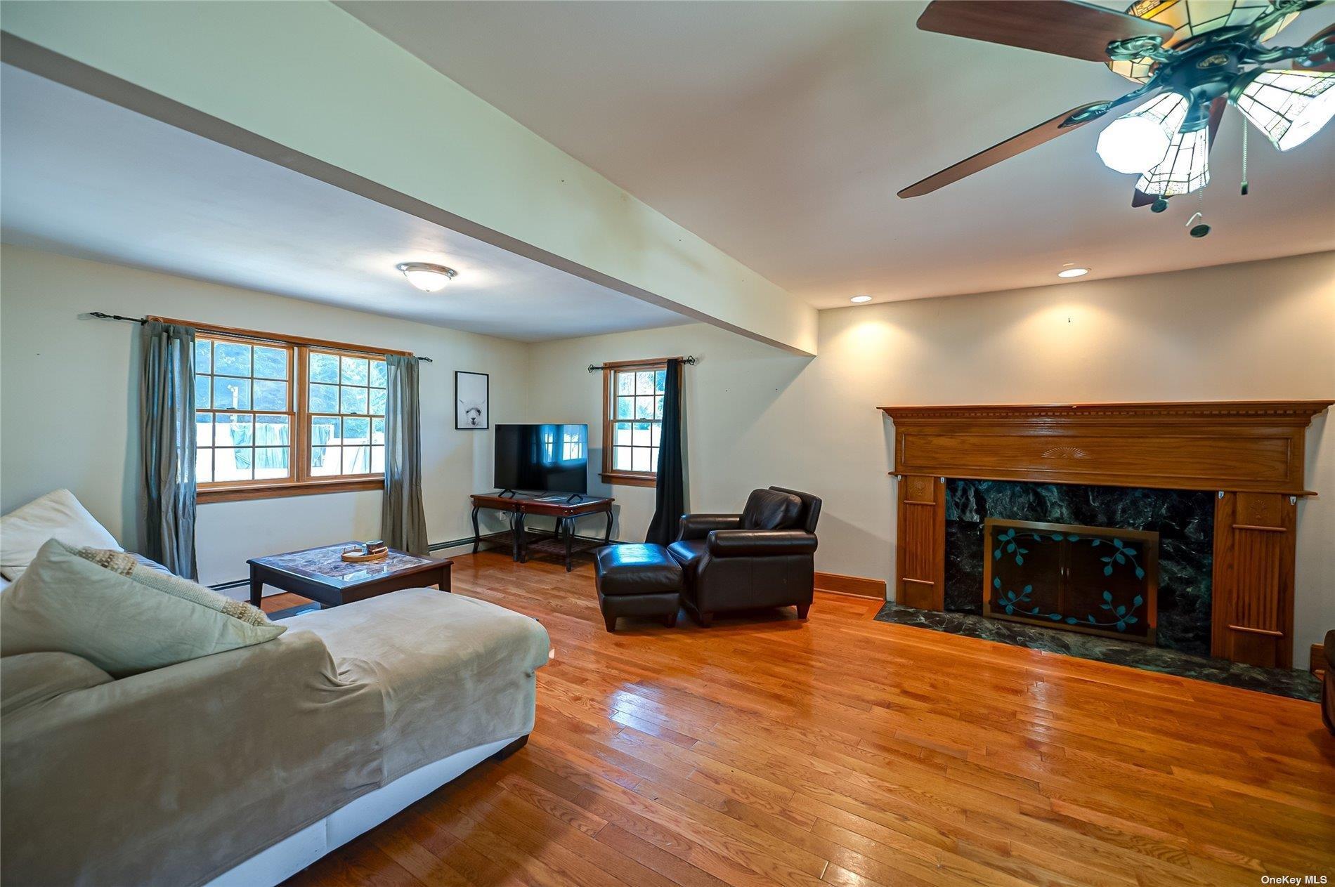 Single Family Hollins  Suffolk County, NY 11730, MLS-L3586031-5