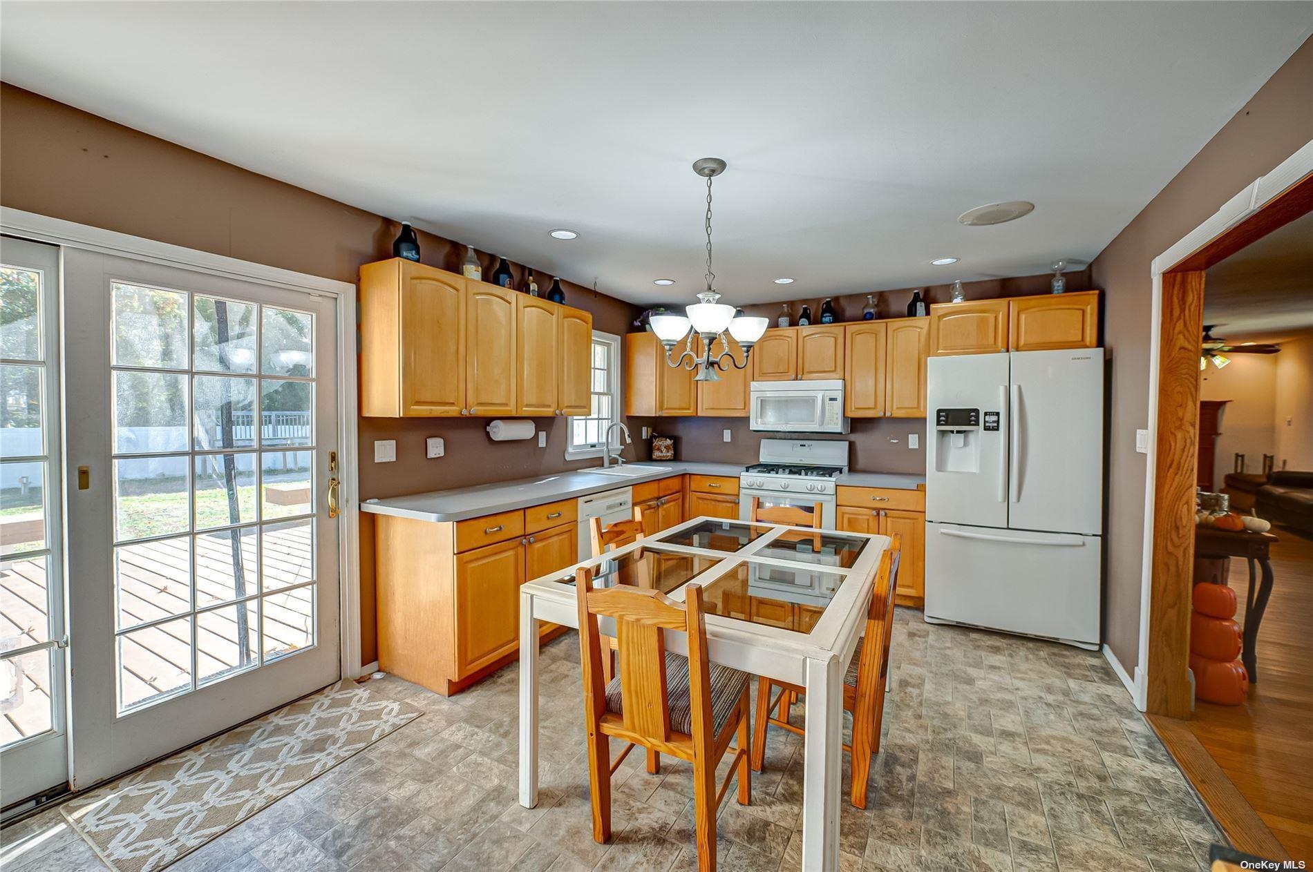 Single Family Hollins  Suffolk County, NY 11730, MLS-L3586031-9