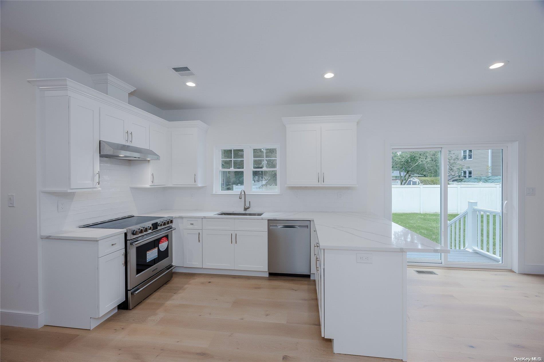Single Family Zenith  Suffolk County, NY 11778, MLS-L3586365-13