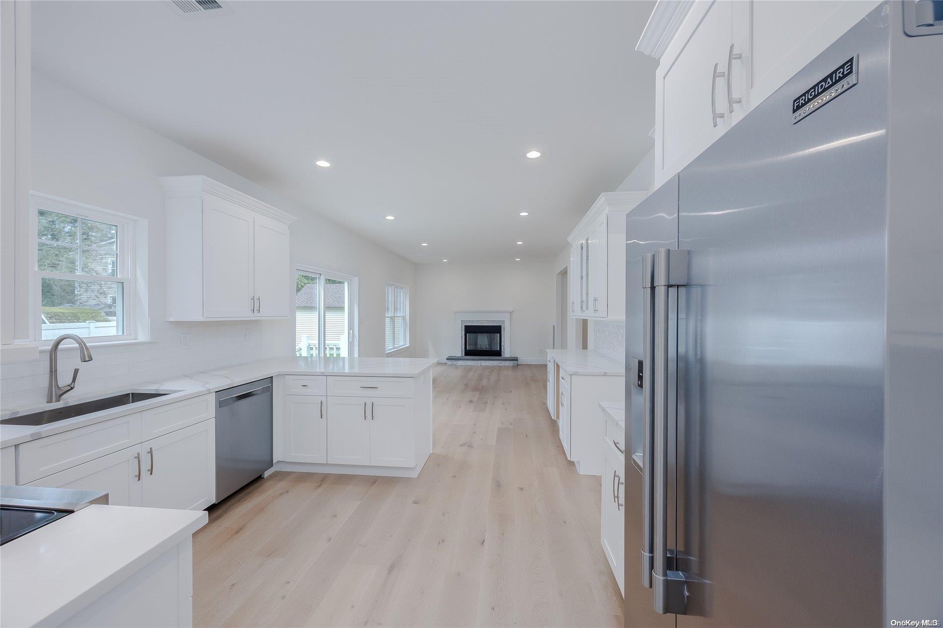 Single Family Zenith  Suffolk County, NY 11778, MLS-L3586365-15