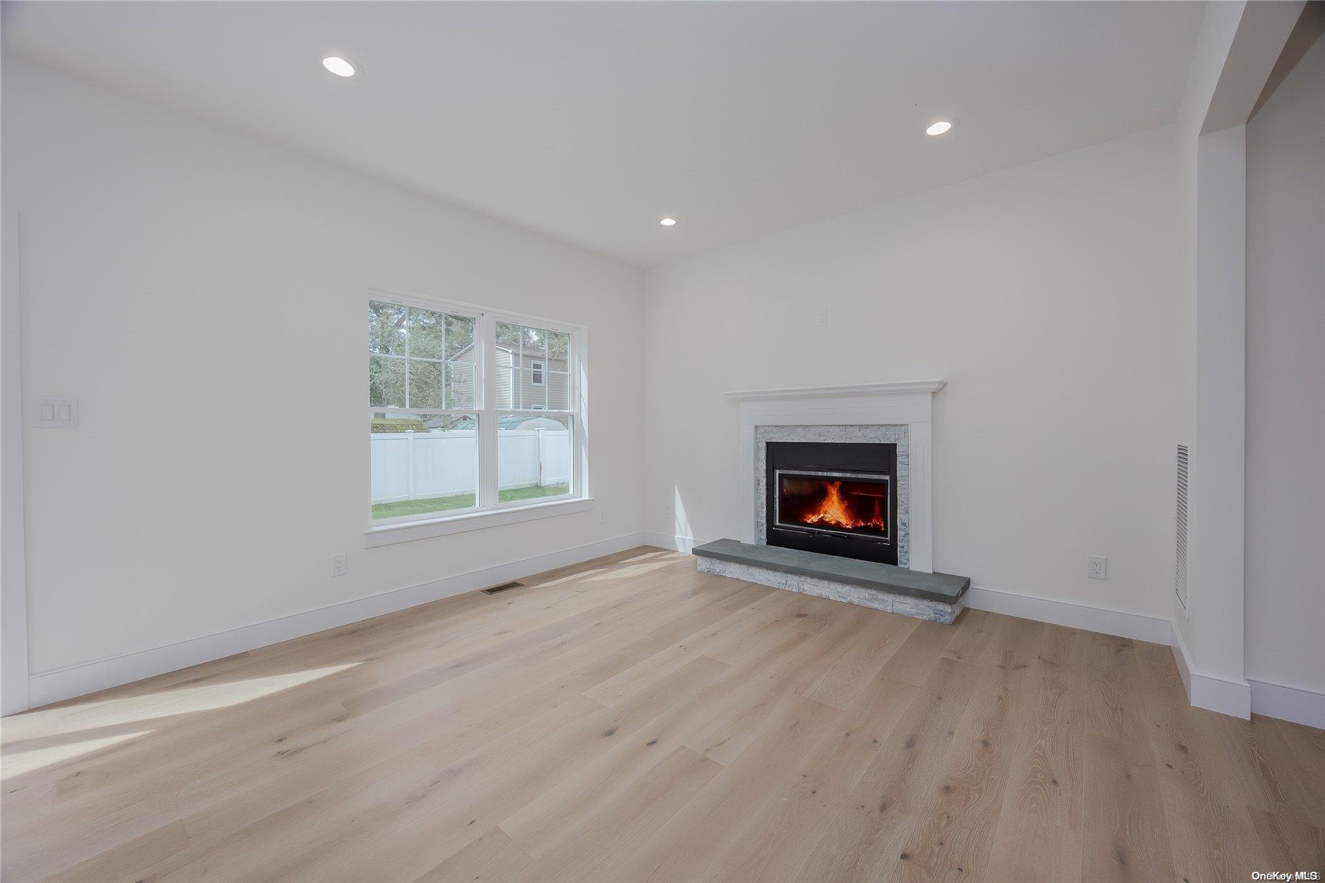 Single Family Zenith  Suffolk County, NY 11778, MLS-L3586365-19