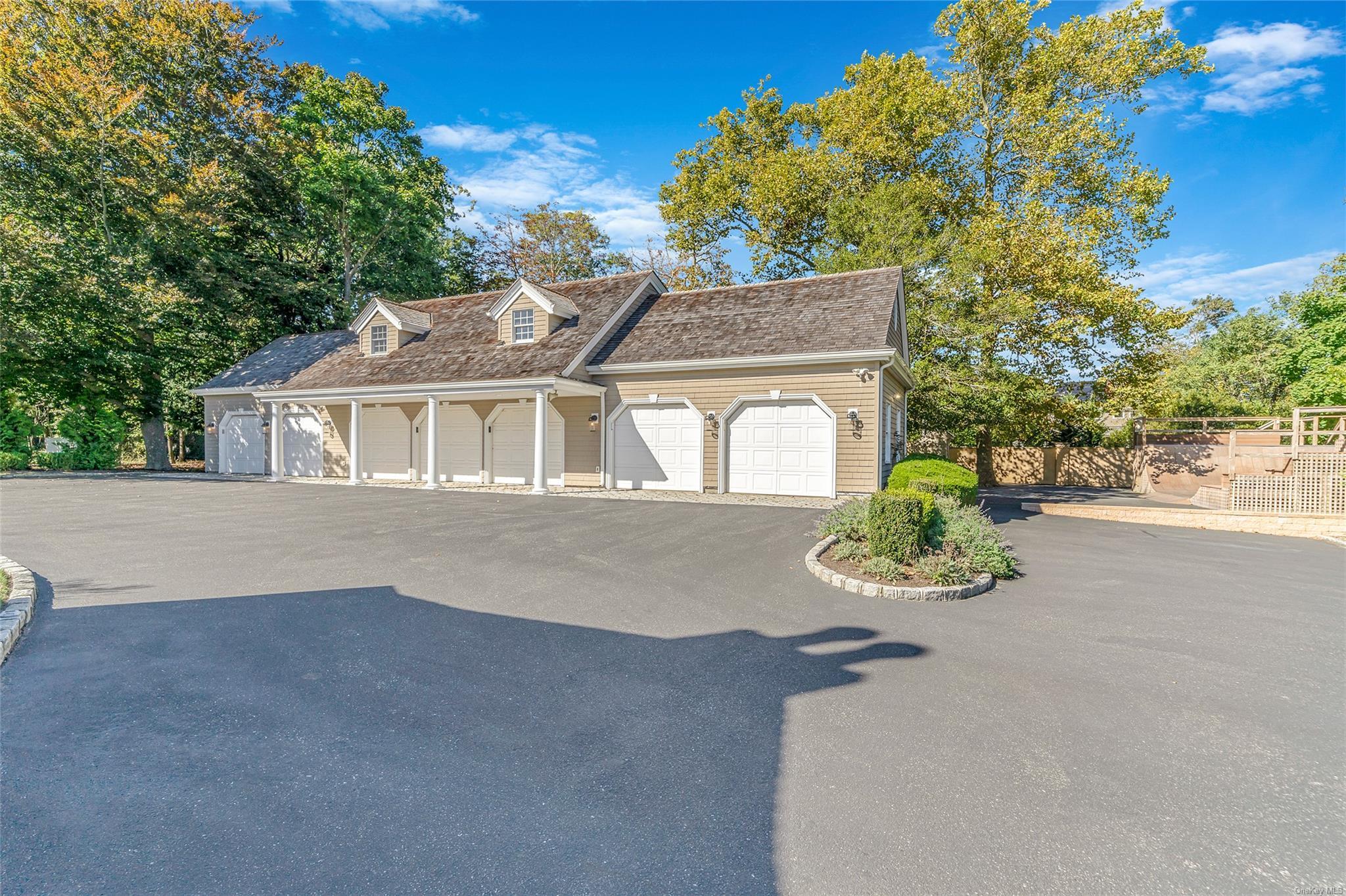 Single Family Maple  Suffolk County, NY 11751, MLS-L3586504-5
