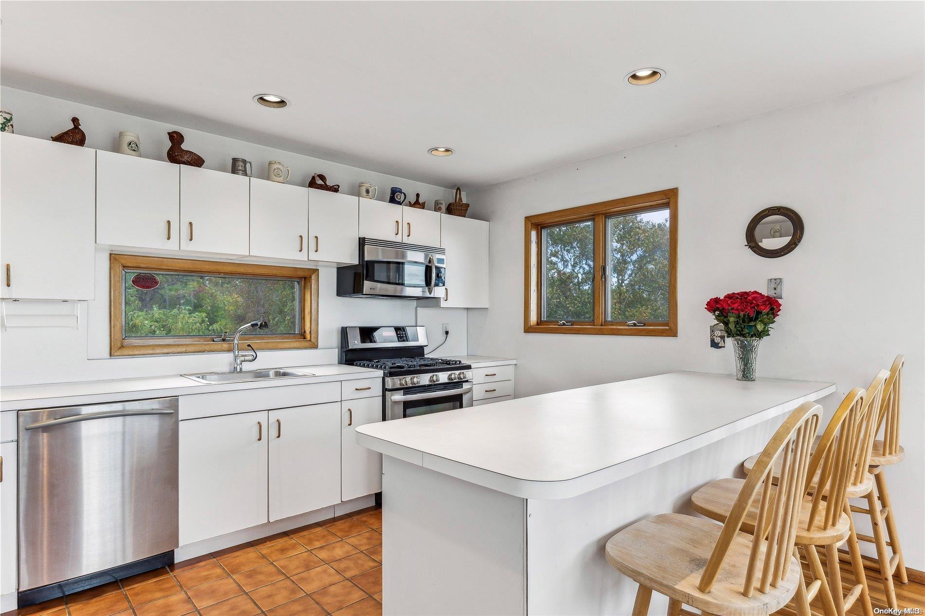 Single Family Captain Kidds  Suffolk County, NY 11954, MLS-L3586664-7