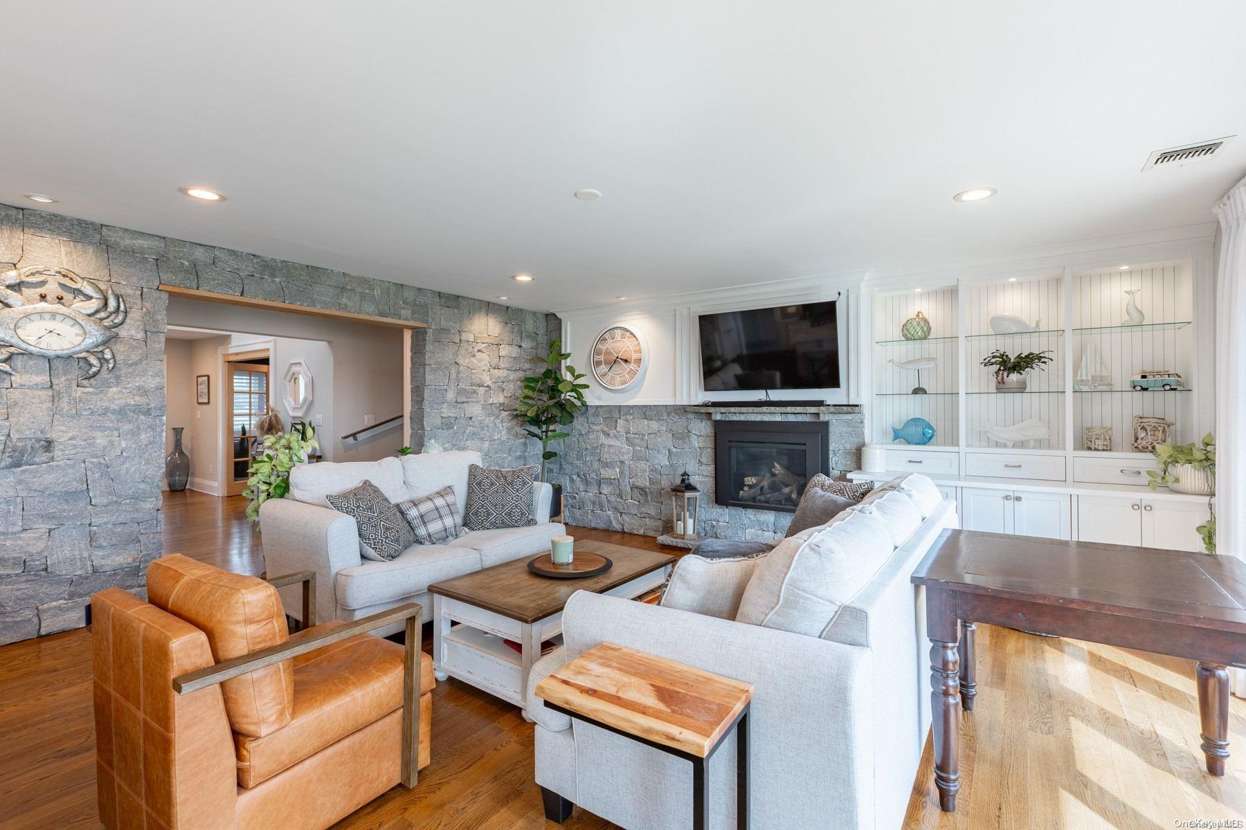 Single Family Lucinda  Suffolk County, NY 11702, MLS-L3587151-9