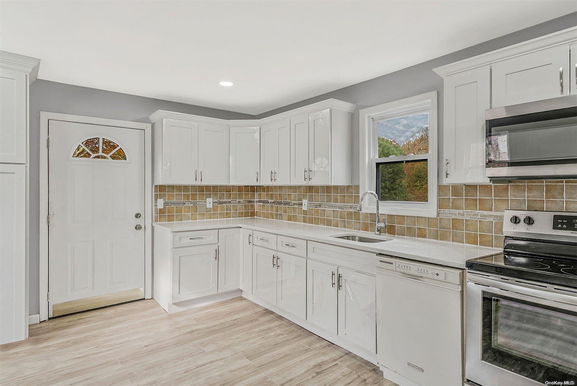 Single Family Jefferson  Suffolk County, NY 11951, MLS-L3587391-8