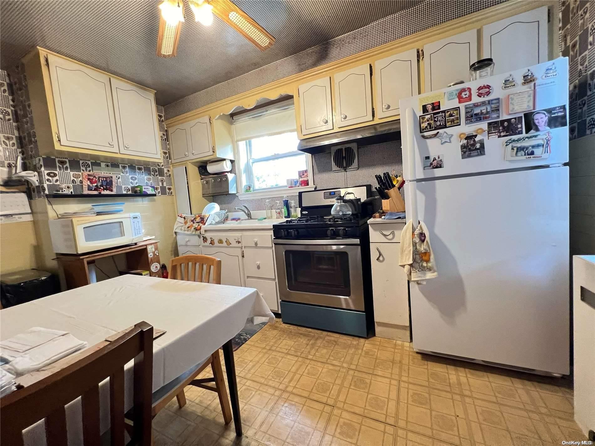 Single Family Park  Nassau County, NY 11040, MLS-L3587894-10
