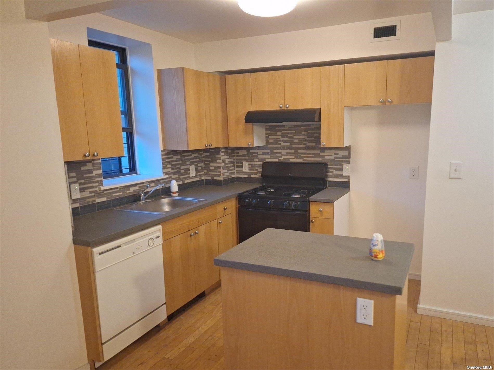 Condo Sherlock  Brooklyn, NY 11233, MLS-L3588317-2