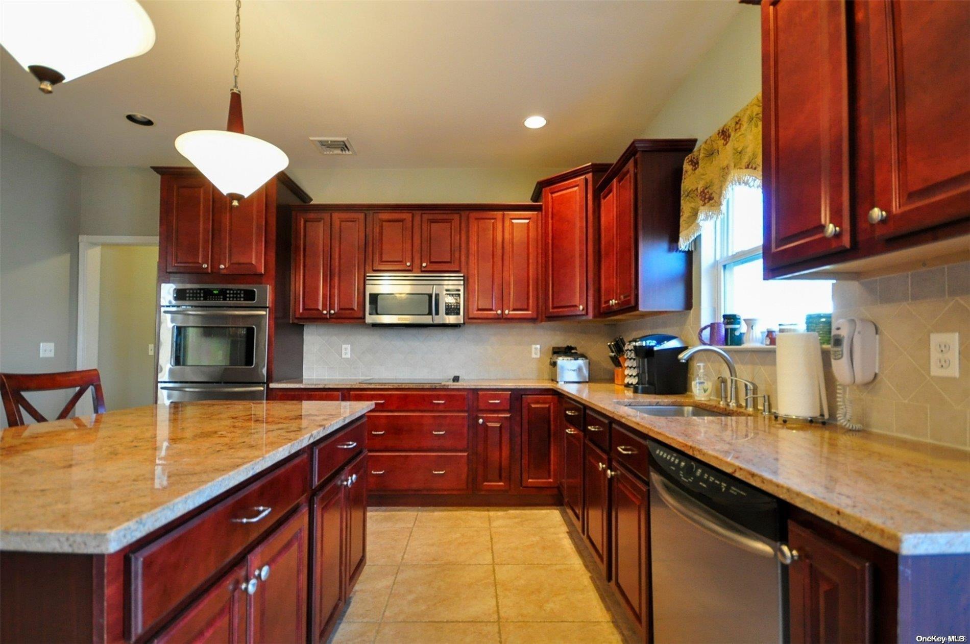 Single Family Sherri  Suffolk County, NY 11972, MLS-L3588666-8