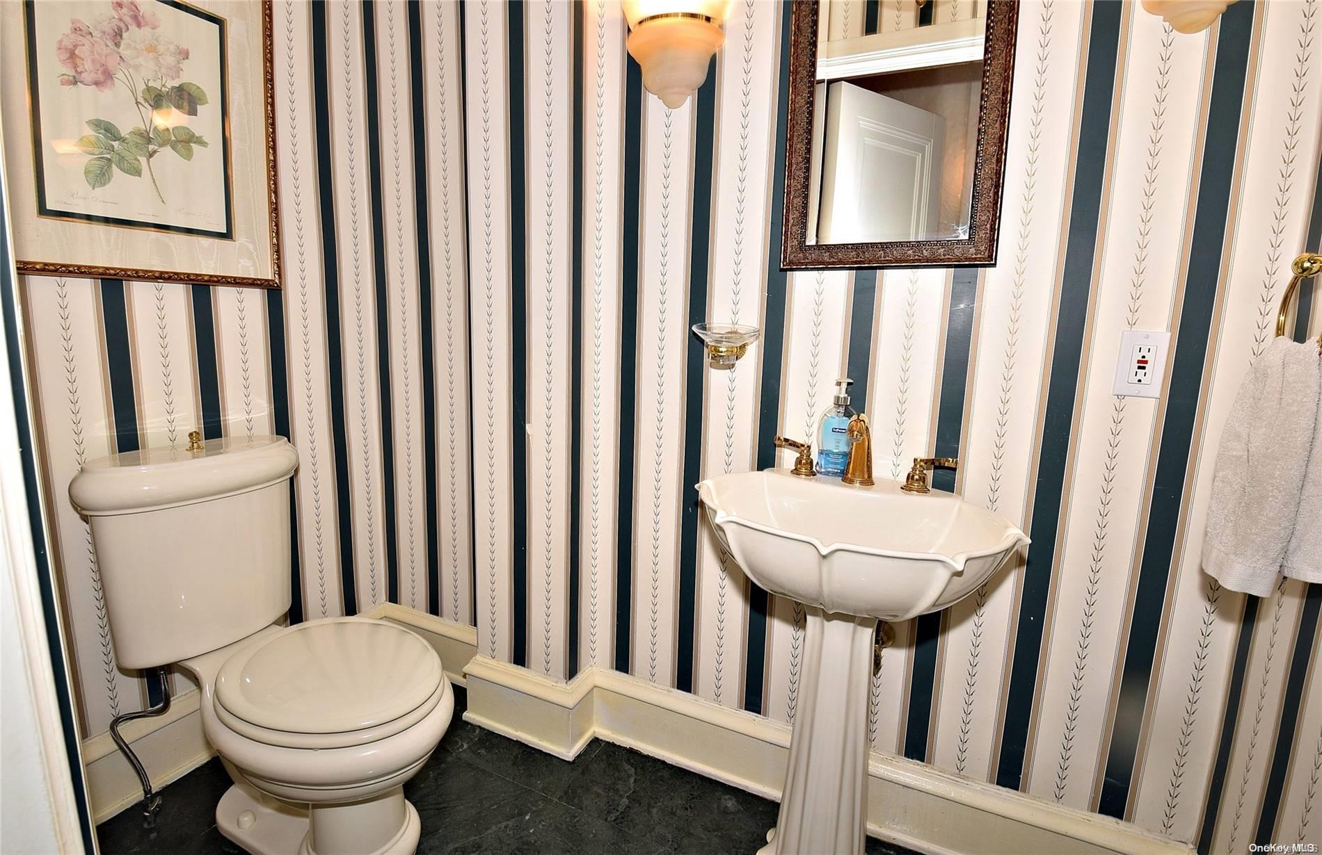 Single Family Manhasset Woods Nassau County, NY 11030, MLS-L3588900-13