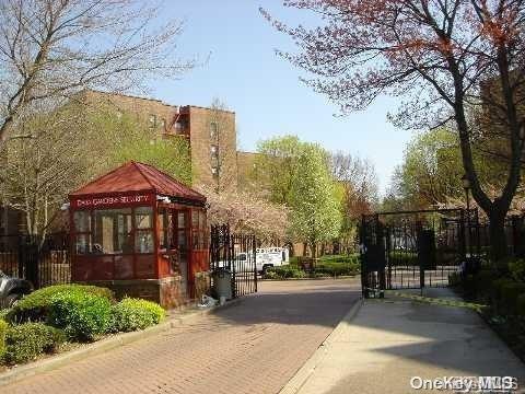 Coop in New York - 71  Queens, NY 11367