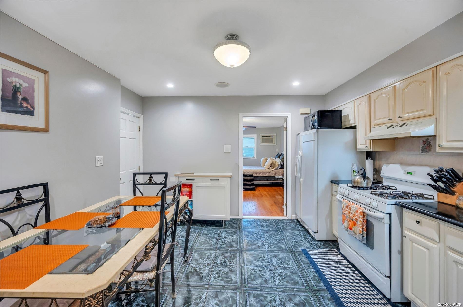 Single Family Liberty  Queens, NY 11417, MLS-L3589115-10