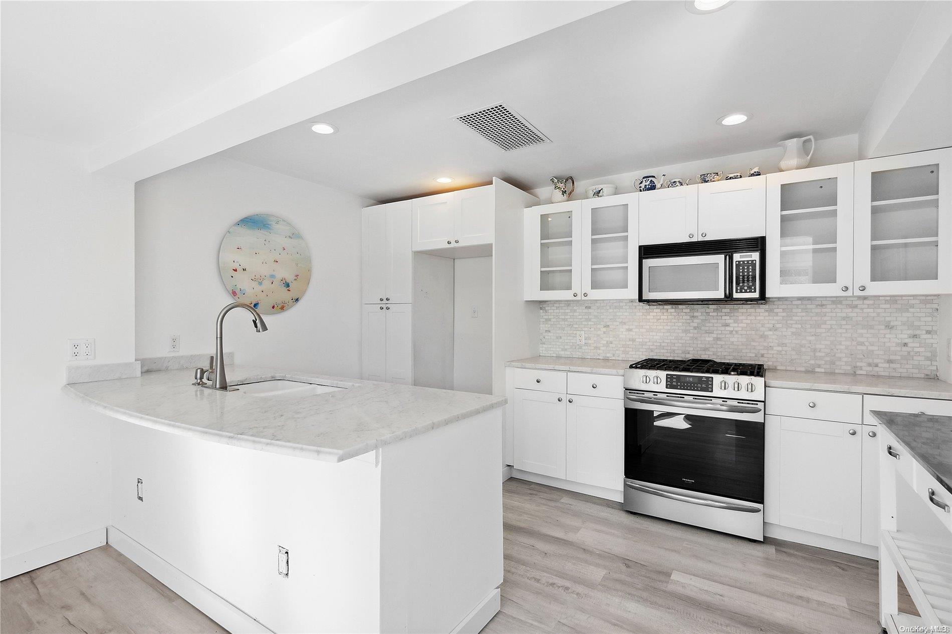 Single Family Little Neck  Suffolk County, NY 11968, MLS-L3590121-10
