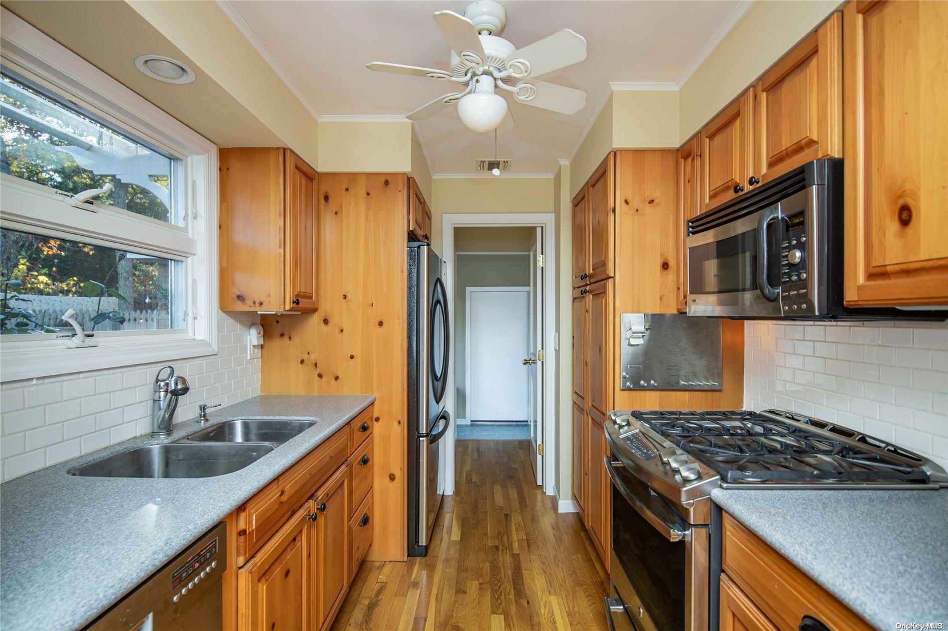 Single Family Bay Shore  Suffolk County, NY 11964, MLS-L3590276-22