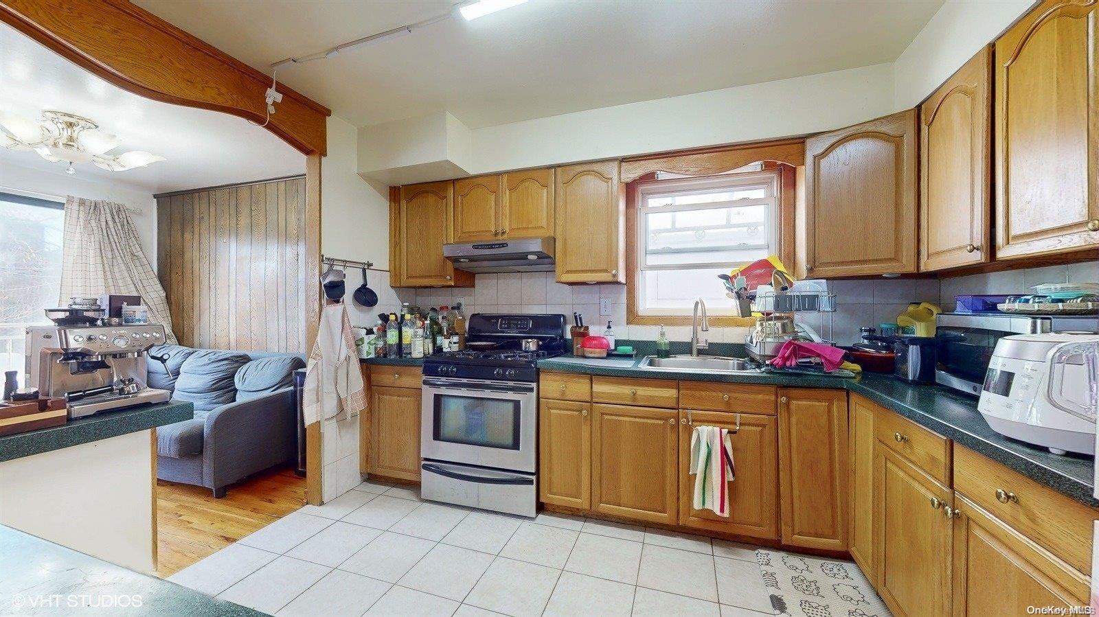 Single Family 72nd  Queens, NY 11378, MLS-L3590427-18