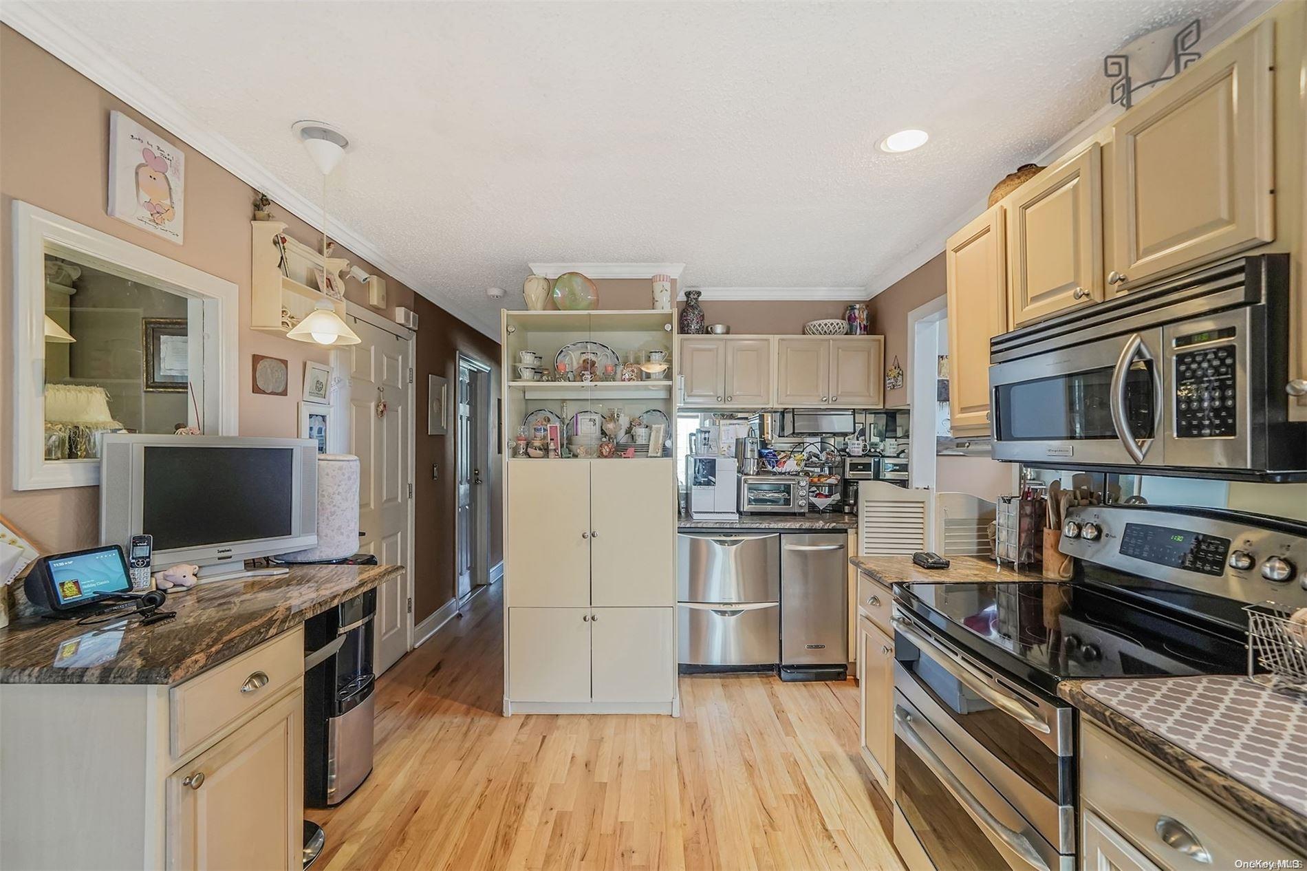 Single Family Marchant  Suffolk County, NY 11780, MLS-L3591496-11