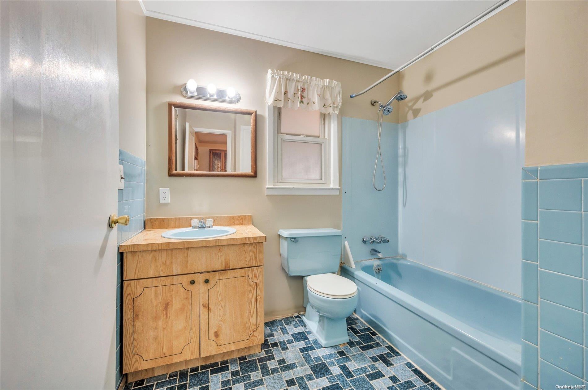 Single Family 2nd  Suffolk County, NY 11779, MLS-L3592194-19