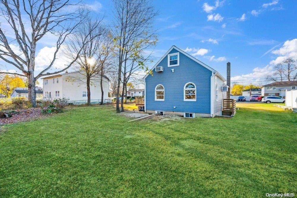 Single Family Floyd  Suffolk County, NY 11729, MLS-L3592328-15