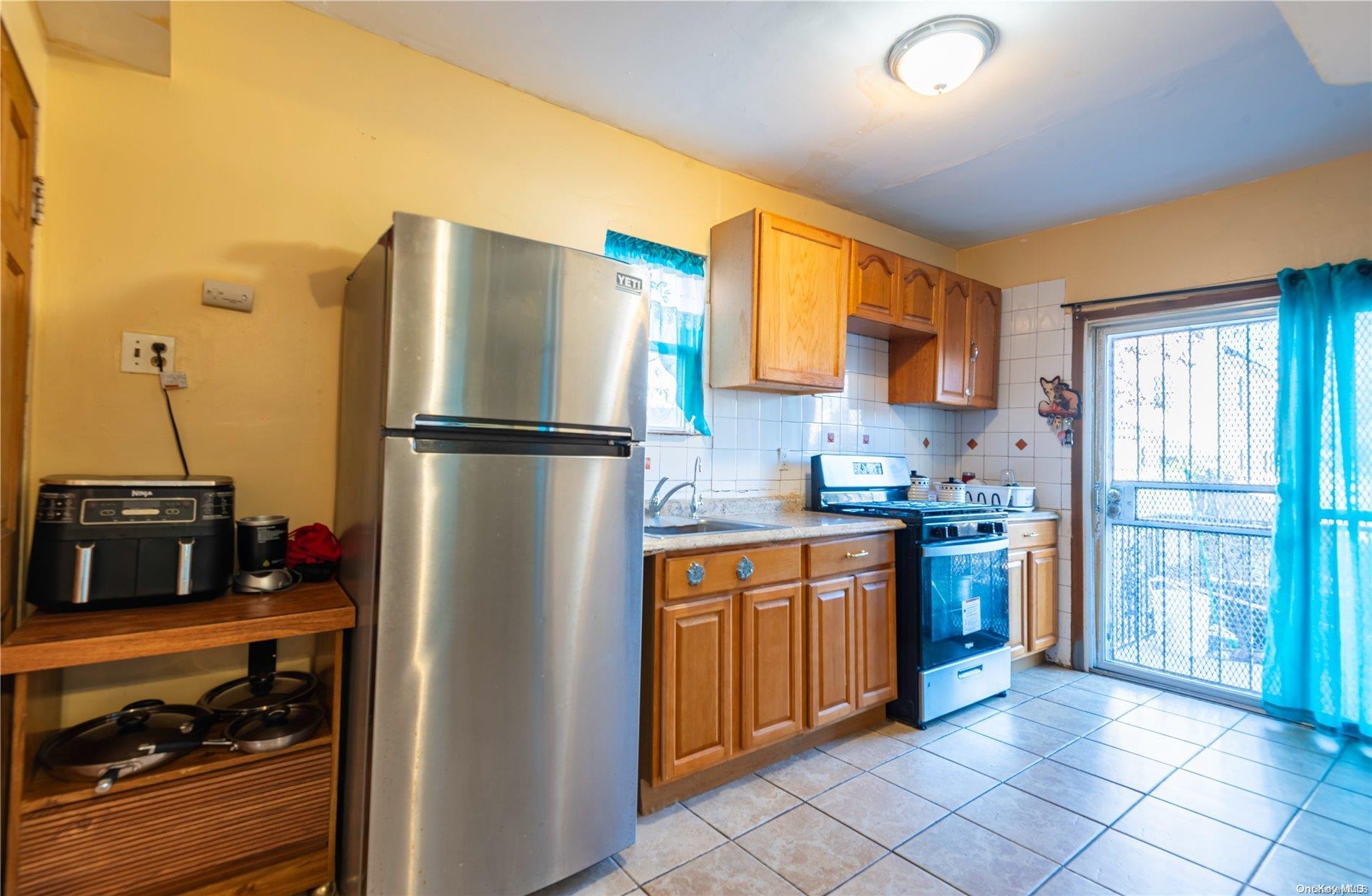 Single Family Yale  Nassau County, NY 11550, MLS-L3592402-11