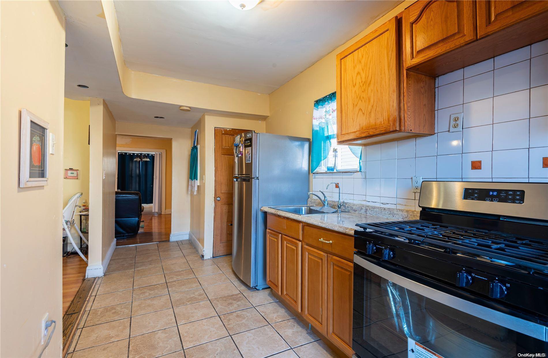 Single Family Yale  Nassau County, NY 11550, MLS-L3592402-12
