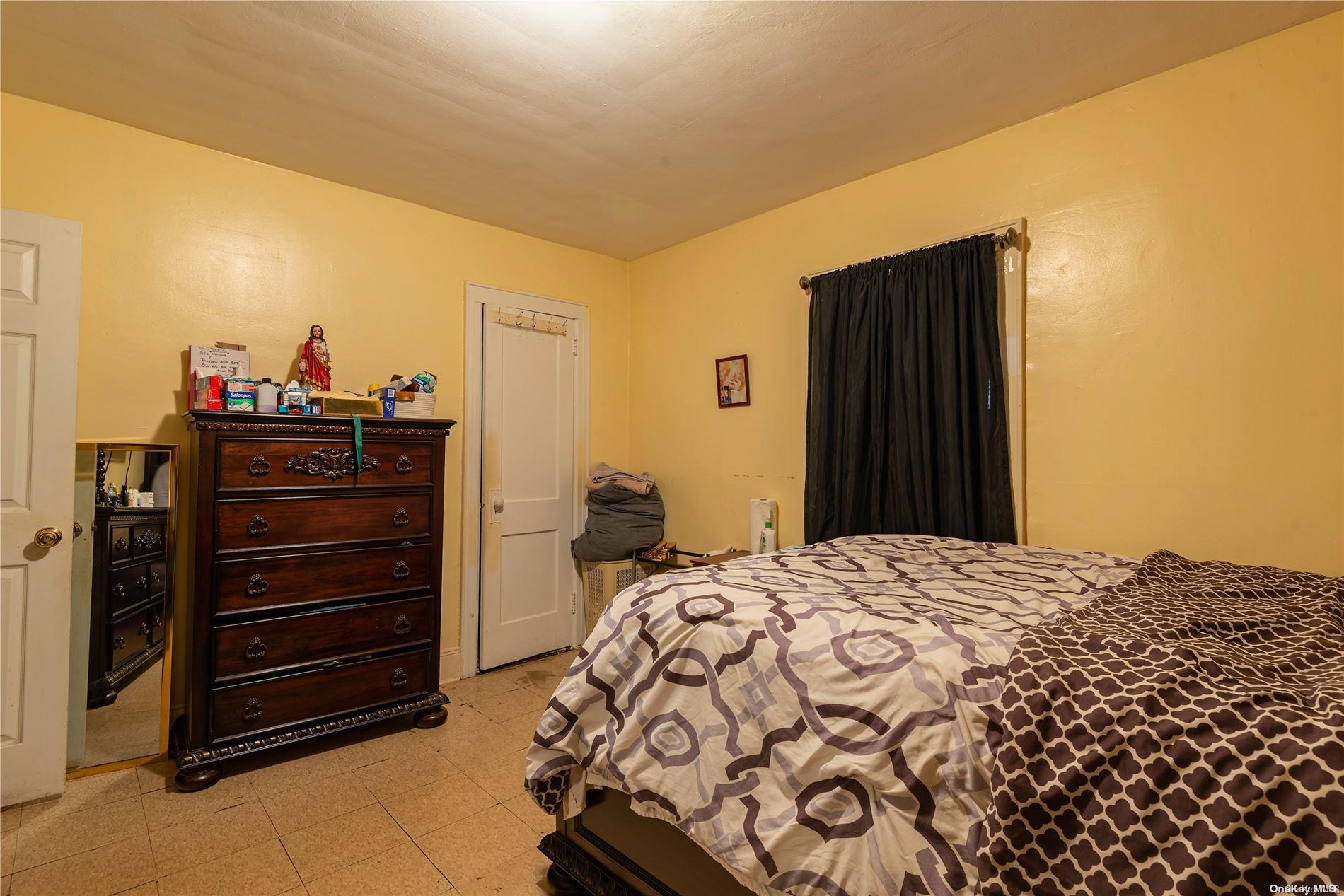 Single Family Yale  Nassau County, NY 11550, MLS-L3592402-18