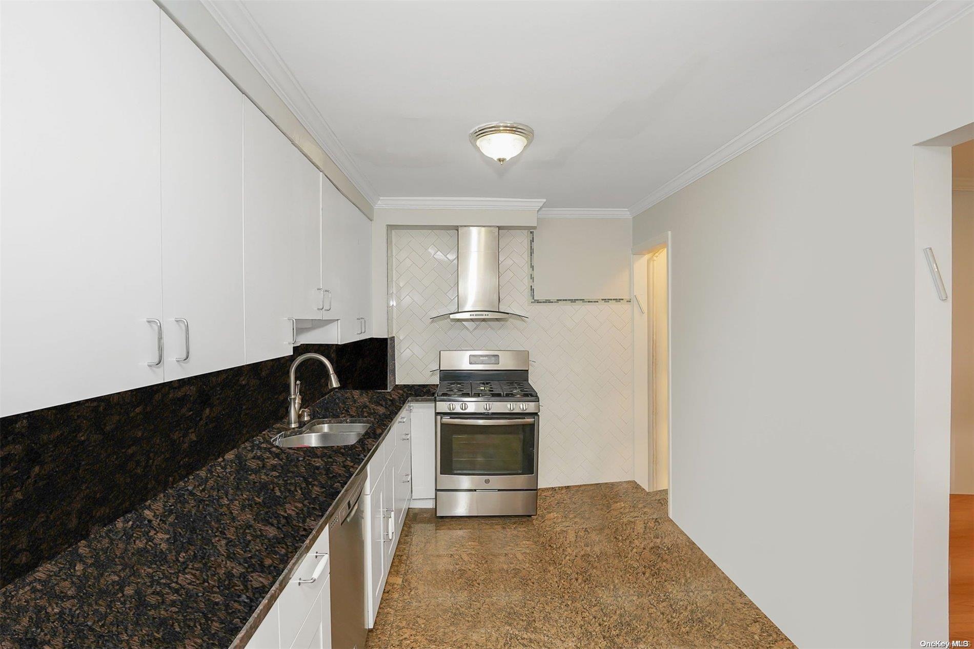 Single Family Kenmore  Nassau County, NY 11581, MLS-L3592826-12
