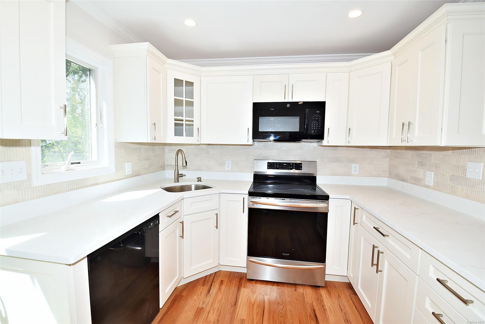 Single Family Karen  Suffolk County, NY 11704, MLS-L3593396-8