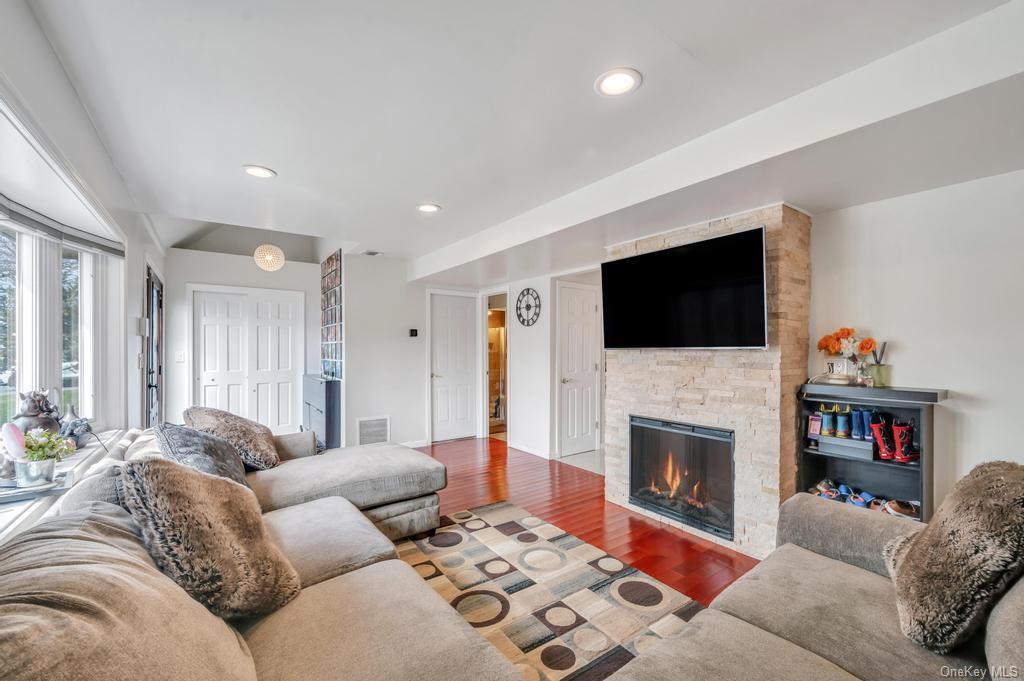 Single Family Berry  Nassau County, NY 11801, MLS-LP1430469-15