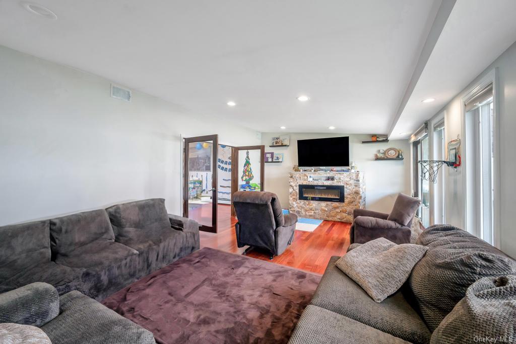 Single Family Berry  Nassau County, NY 11801, MLS-LP1430469-16