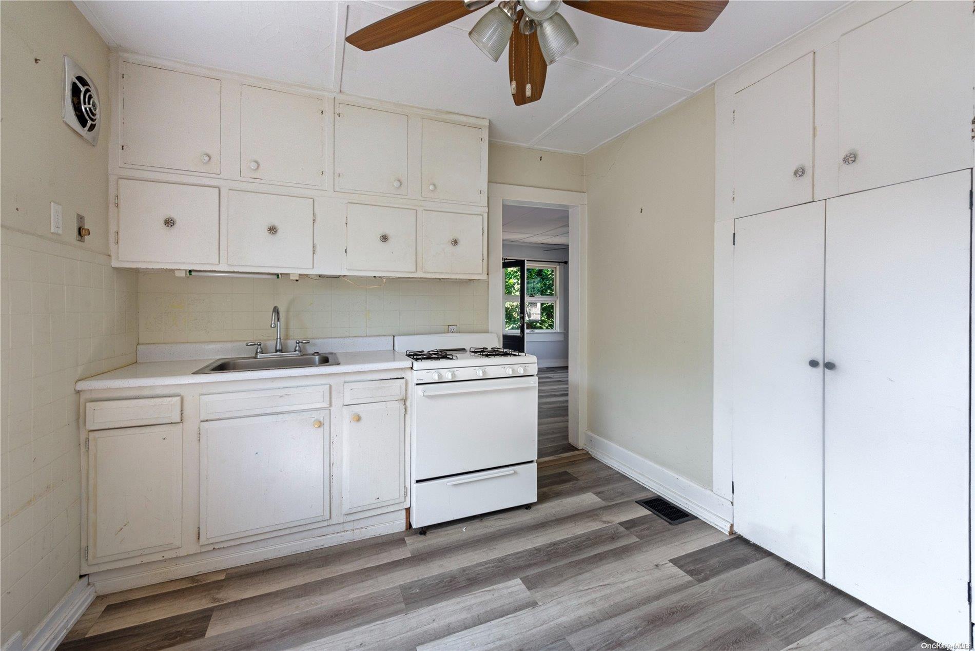 Single Family Maidstone  Suffolk County, NY 11937, MLS-LP1437280-4